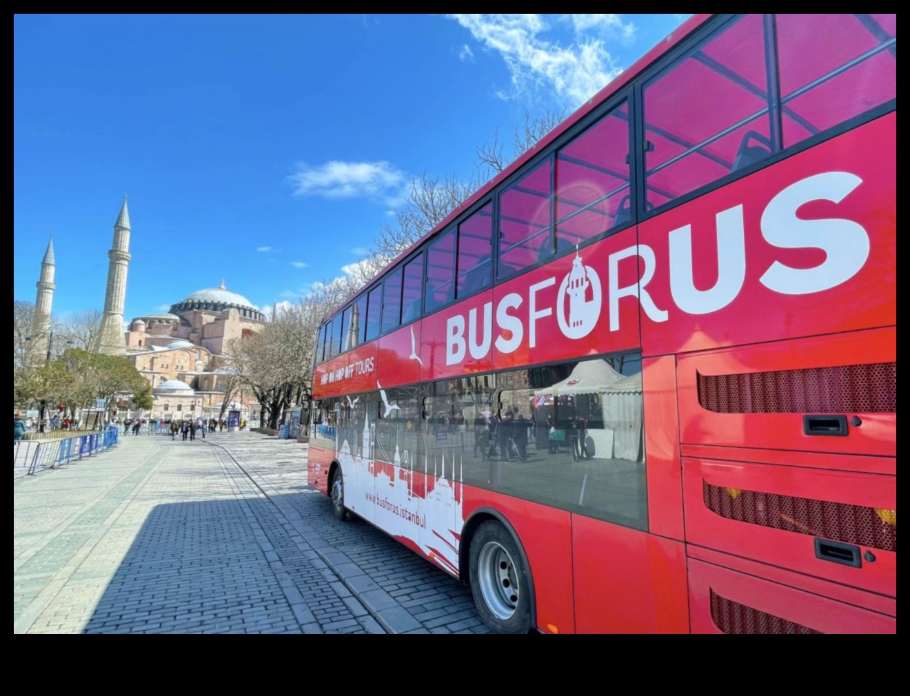 Otobüs Yolculuğu: Rehberli Turlarla Şehir Sokaklarında Gezinme